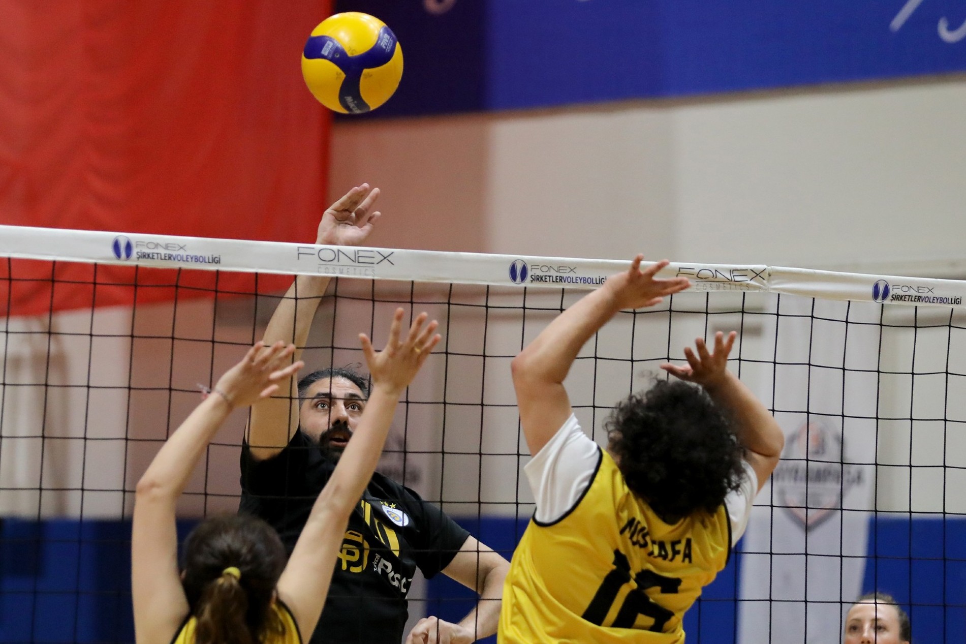 Turkcell Grubu Zirvede Tamamladı