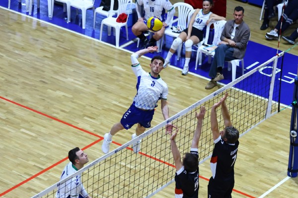 Garanti BBVA Zorlu Engeli 3-0’la Geçti